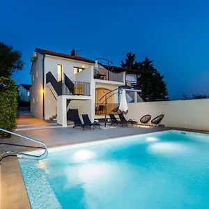 Mari House Affittacamere